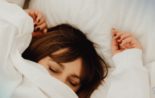 woman-sleeping-in-bed
